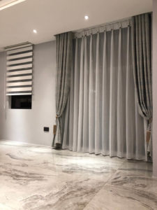 抵抗西曬 一層遮光布簾加上一層紗簾