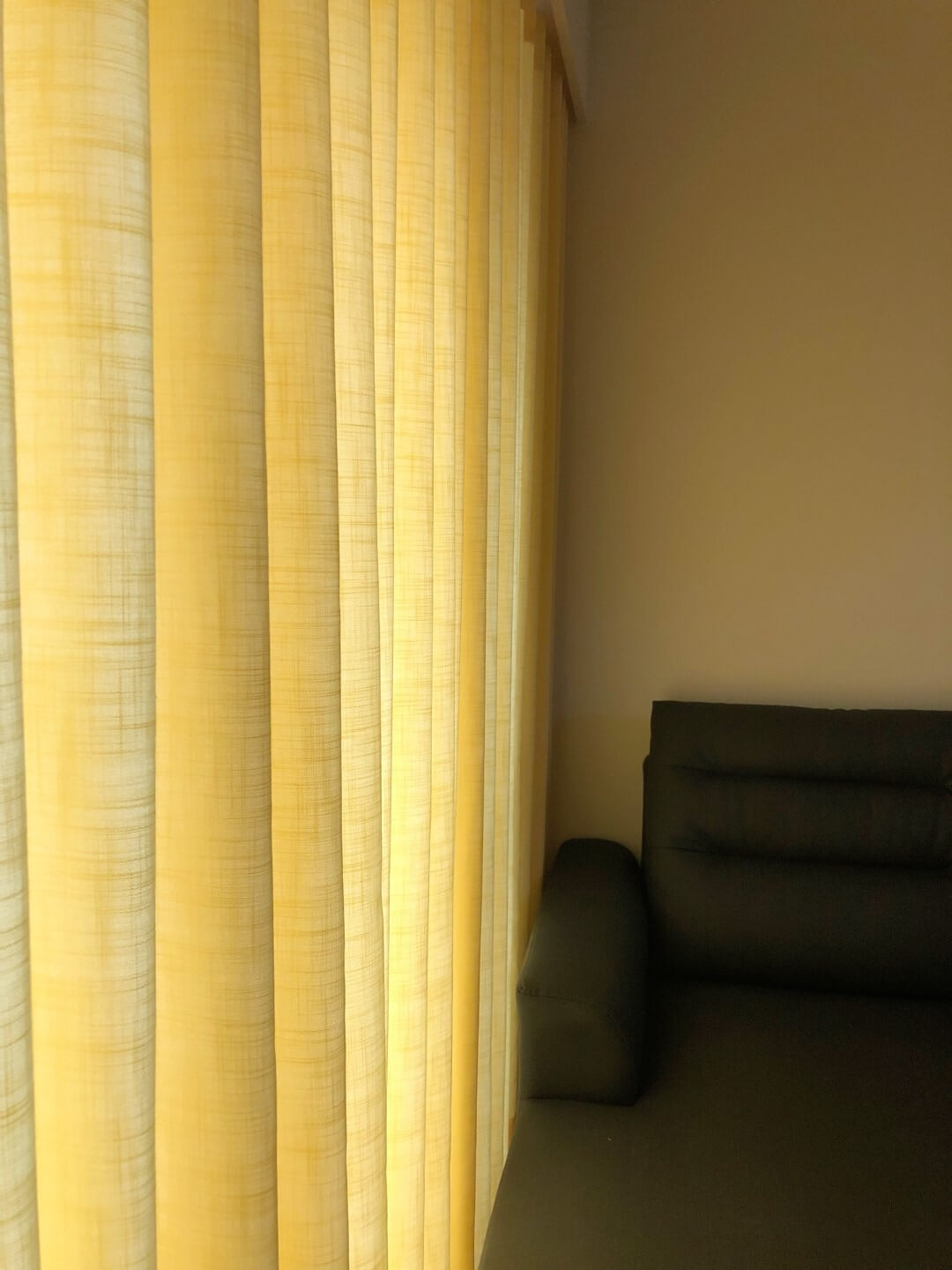 色彩鮮明鵝黃色窗簾