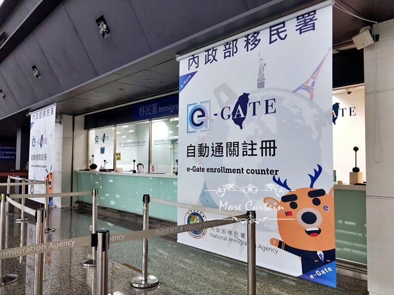 桃園機場 彩色印刷捲簾 防焰捲簾 大圖輸出捲簾 苗栗窗簾推薦 | More窗簾設計|苗栗HunterDouglas窗飾|台中窗簾|頭份窗簾|新竹窗簾