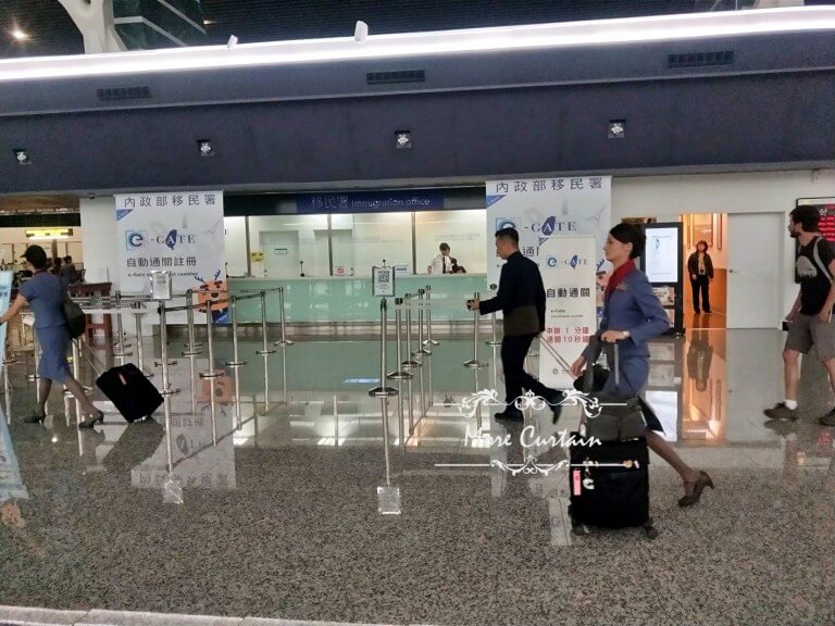 桃園機場 彩色印刷捲簾推薦案例 防焰捲簾 大圖輸出捲簾 | More窗簾設計|苗栗HunterDouglas窗飾|台中窗簾|頭份窗簾|新竹窗簾