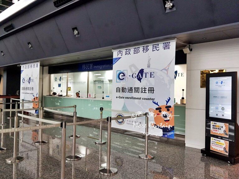 桃園機場 移民署 彩色印刷捲簾推薦案例 防焰捲簾 大圖輸出捲簾 | More窗簾設計|苗栗HunterDouglas窗飾|台中窗簾|頭份窗簾|新竹窗簾