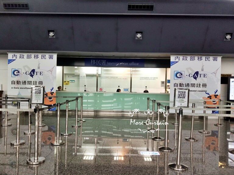 桃園機場 移民署 彩色印刷捲簾推薦案例 防焰捲簾 大圖輸出捲簾 800萬畫數 | More窗簾設計|苗栗HunterDouglas窗飾|台中窗簾|頭份窗簾|新竹窗簾