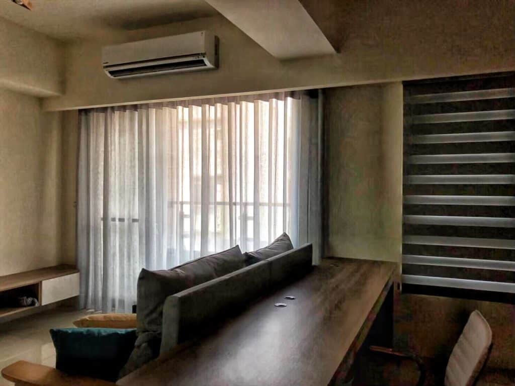 麻料窗紗以蛇簾方式呈現