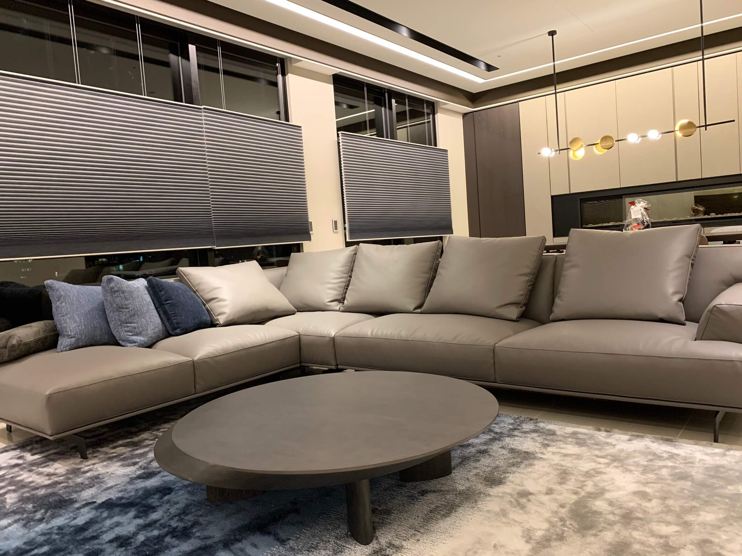 風琴簾蜂巢結構特寫，展示中空六角形隔熱設計