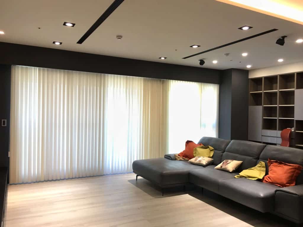 台中窗簾推薦案例 客廳窗簾設計 直立柔紗簾 台中窗簾推薦案例 客廳窗簾設計 直立柔紗簾