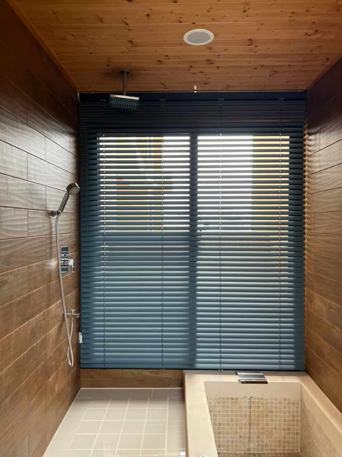 浴室窗簾規劃-hunterdouglas-50mm防水鋁百葉