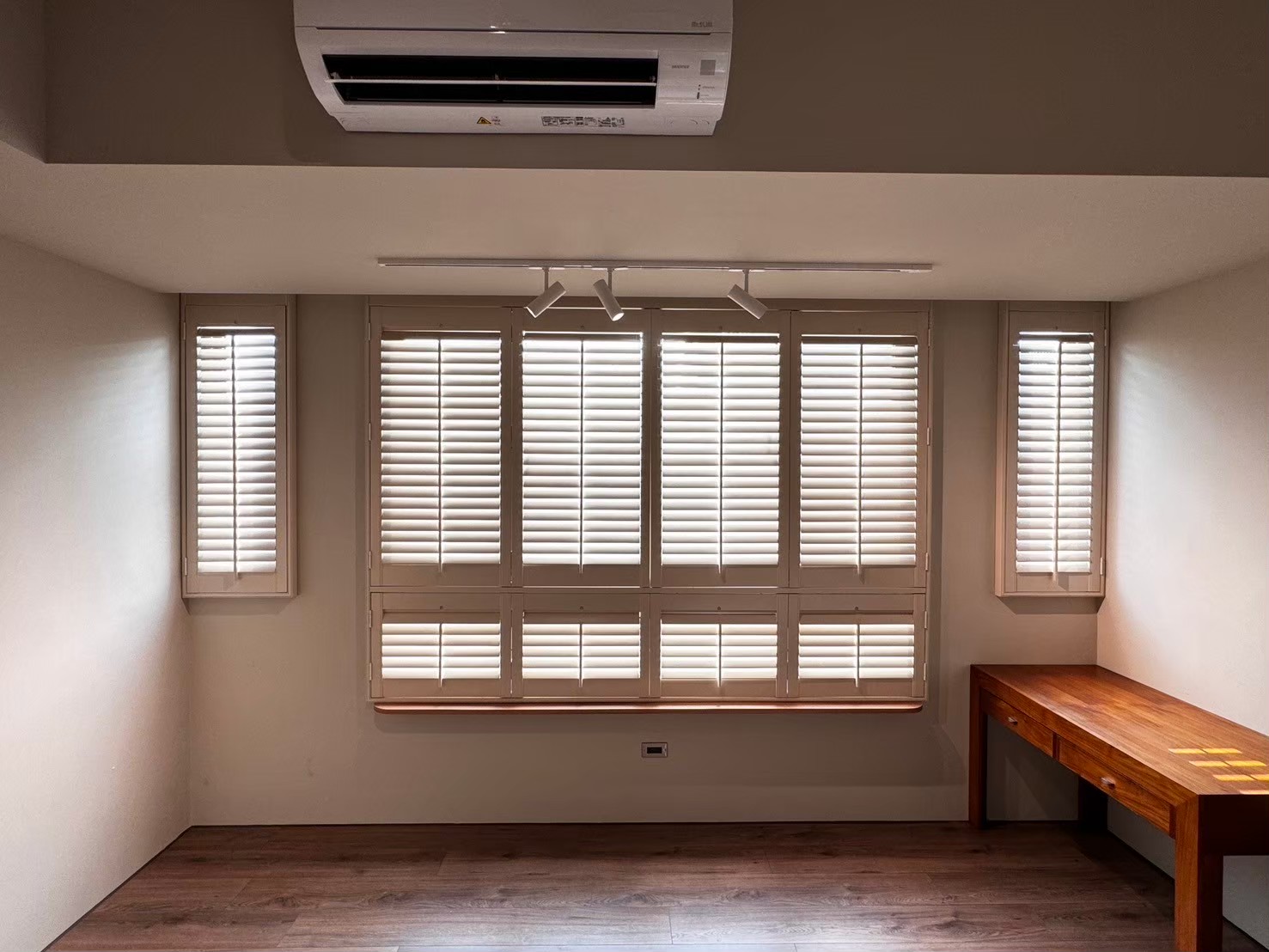 實木百葉窗！塑鋁百葉窗？4大常見材質優缺點彙整，讓您輕鬆找到最適合的百葉窗材質！