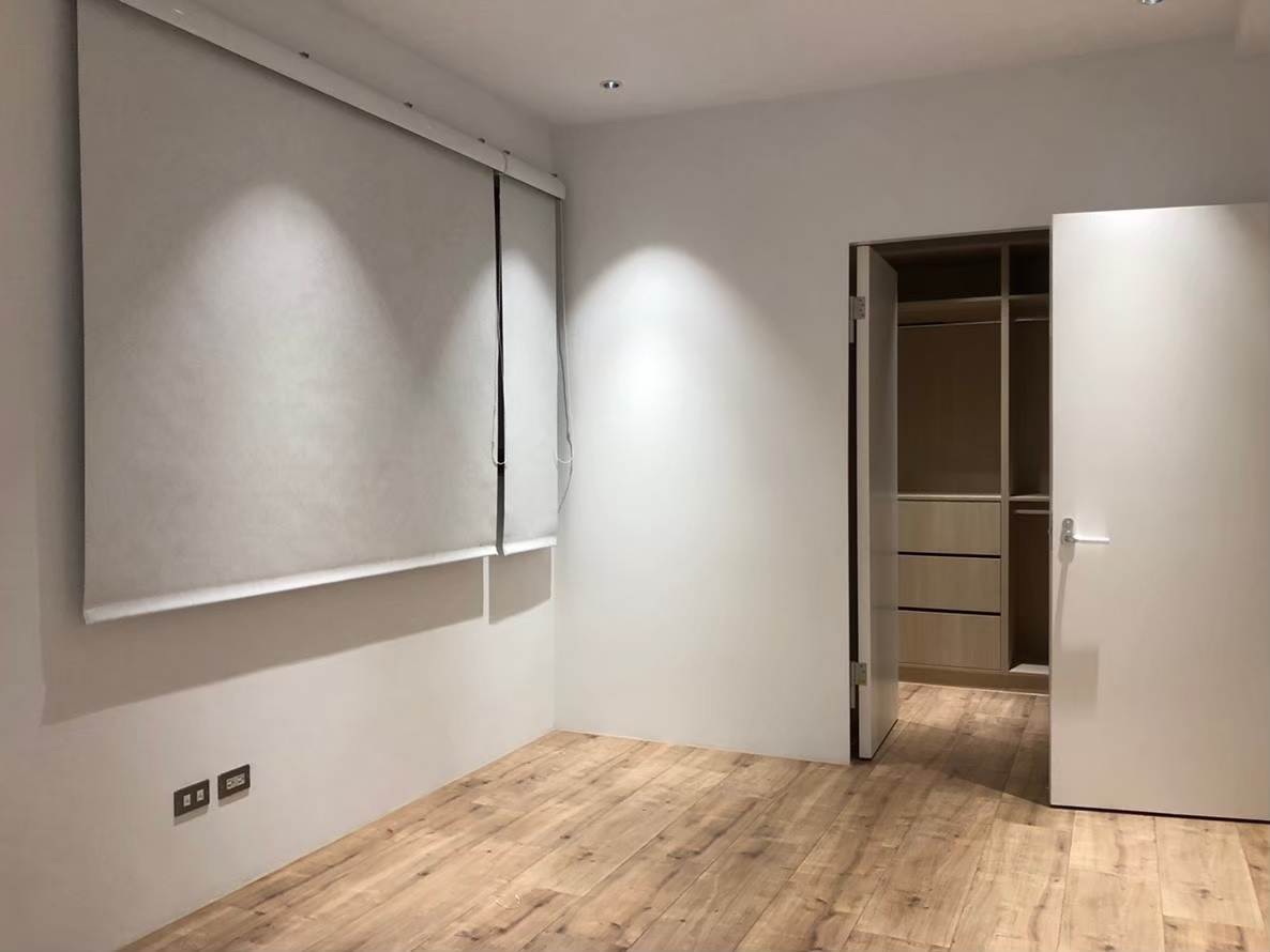 捲簾  能將空間運用至最大化的窗簾之一，簡約搭配、遮陽、隱私一舉數得