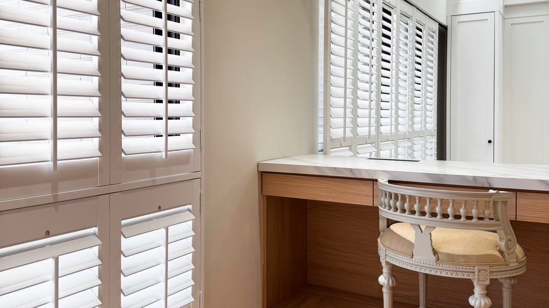 白色法式系統櫃搭配白色實木百葉窗，上下分層對開形式