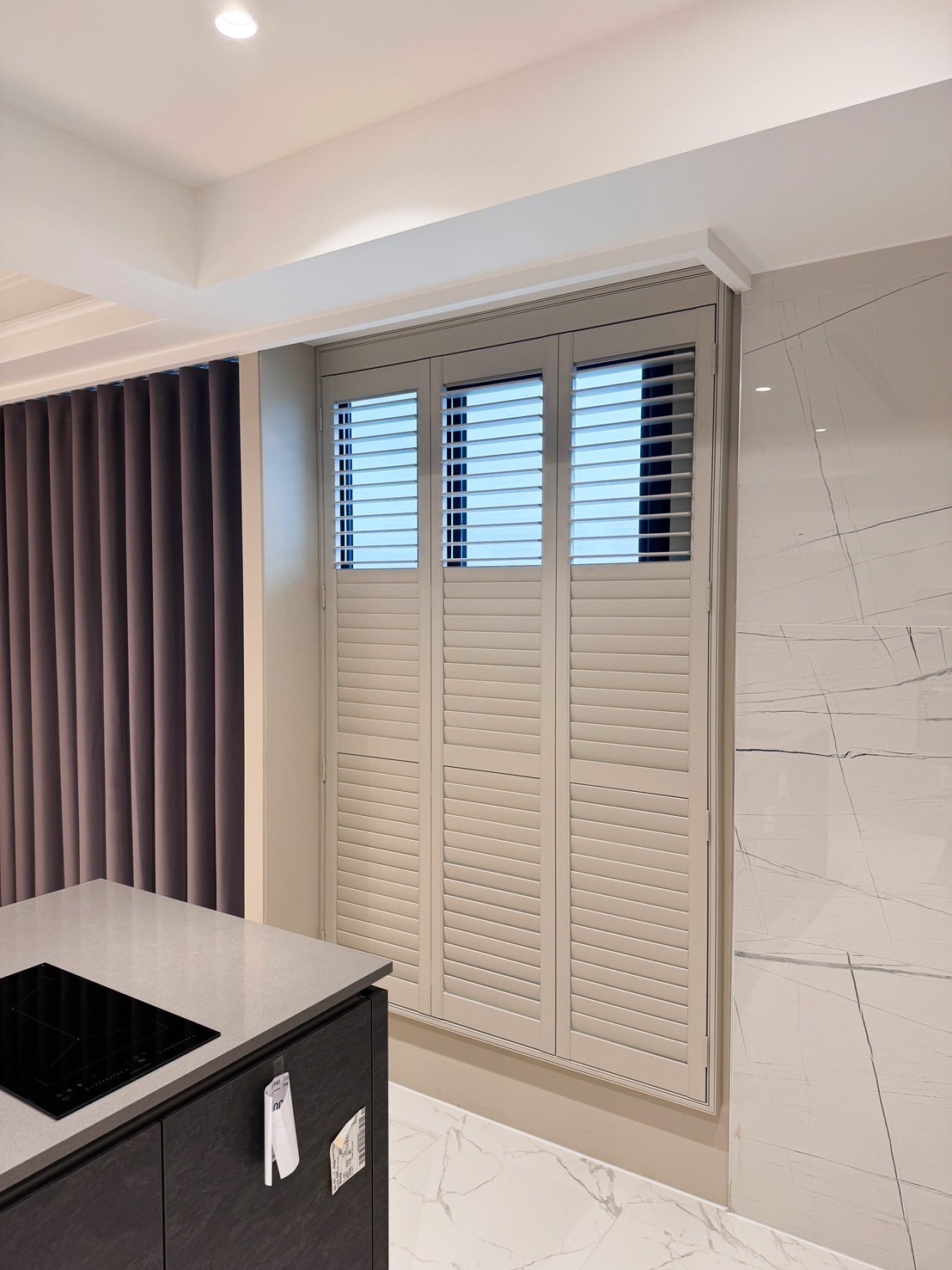 餐廳搭石牆搭配乃輝色實木百葉窗