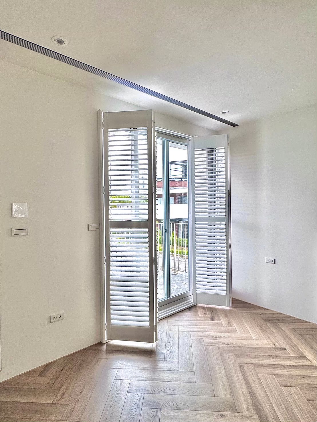 白色法式系 人字拼木地板搭配洛帝對開實木百葉窗