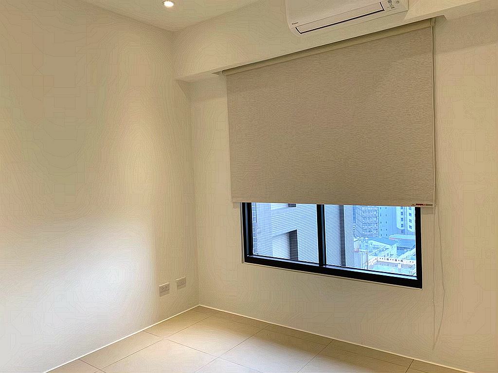 次臥房窗簾規劃設計-素面款式遮光捲簾