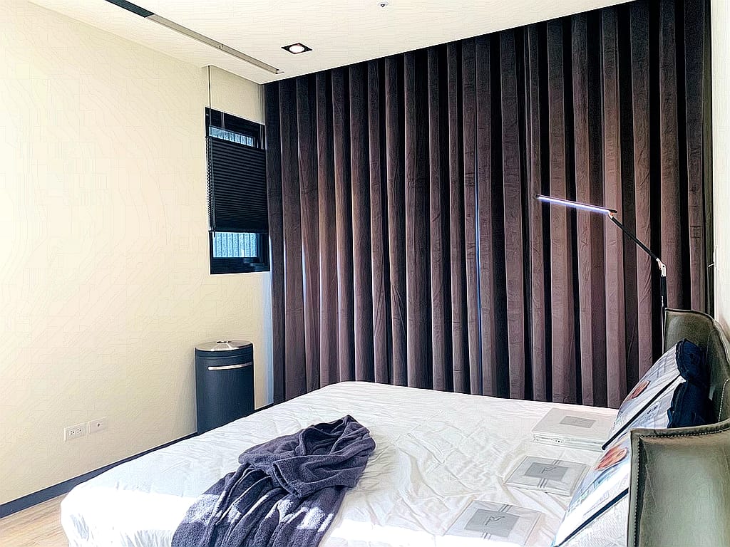 主臥房窗簾規劃設計-高科技抗光窗簾布-hunterdouglas風琴簾-循環拉繩可上可下系統