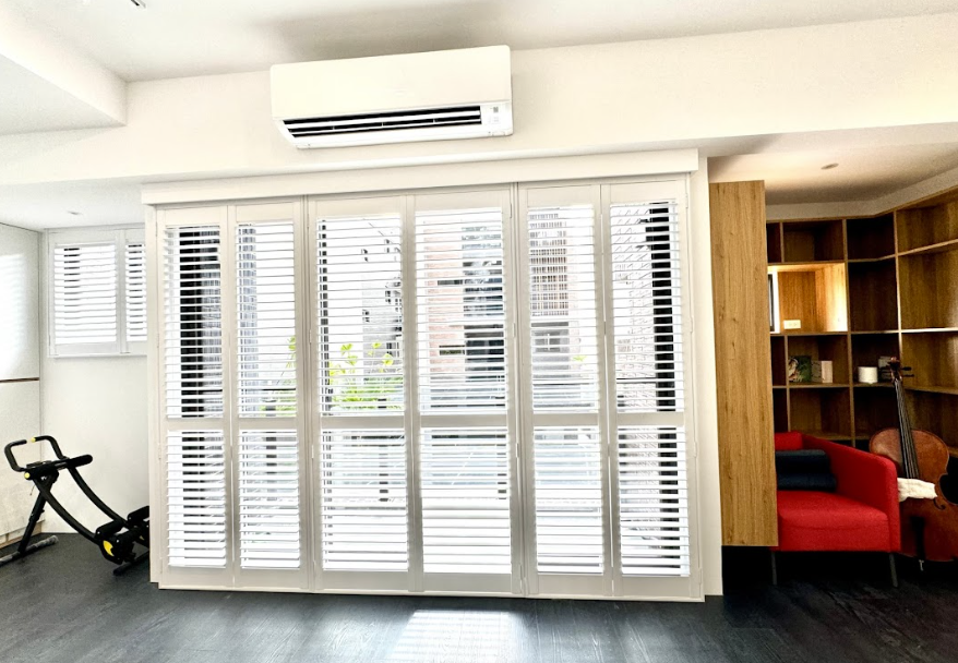 室內窗簾_米色與深棕色交錯的條紋調光簾_為書桌提供柔和自然光