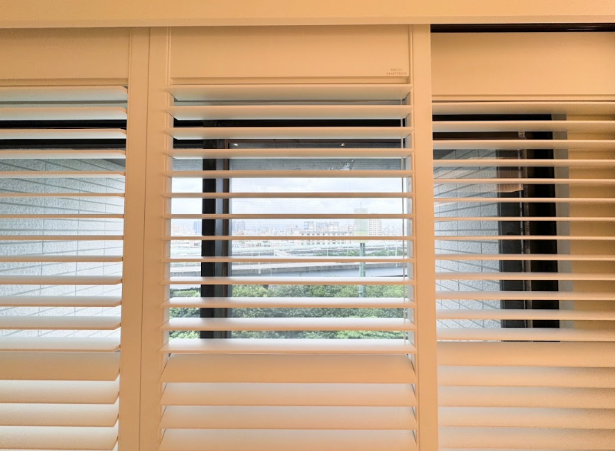 窗戶安裝米白色調光捲簾 (斑馬簾)_搭配懸掛式圓形白色吊燈_營造時尚氛圍