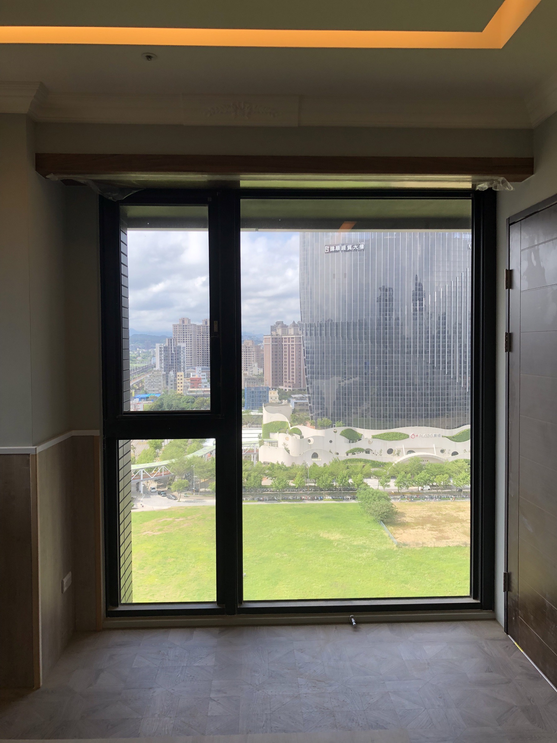 more-捲簾-352-3 | More窗簾設計|苗栗HunterDouglas窗飾|台中窗簾|頭份窗簾|新竹窗簾 遮光捲簾-透光不透人捲簾-半遮光捲簾-楊光捲簾-落地窗捲簾-捲簾DIY-捲簾缺點-捲簾特性-捲簾設計-捲簾規劃-捲簾價格