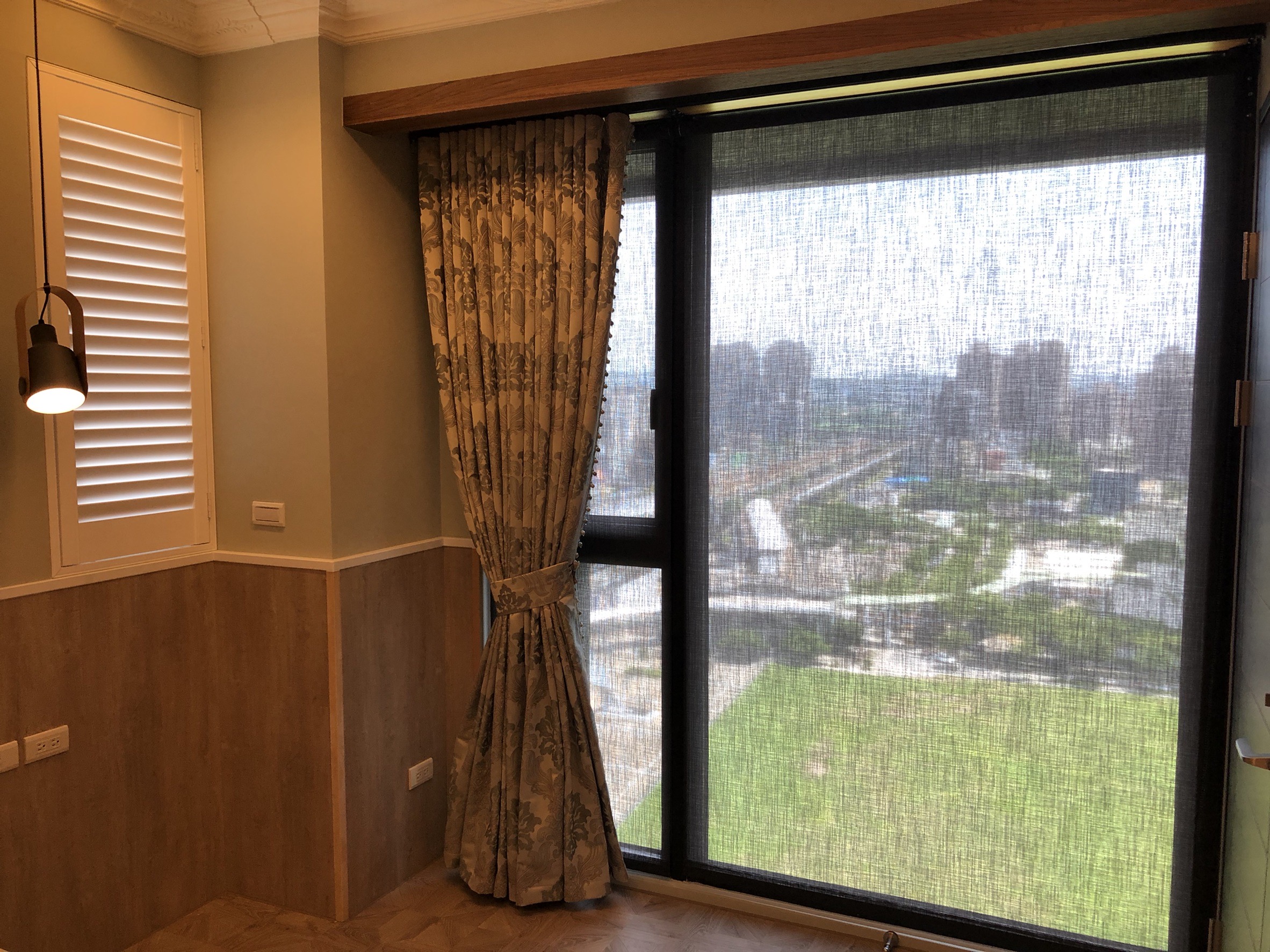 more-捲簾-353 | More窗簾設計|苗栗HunterDouglas窗飾|台中窗簾|頭份窗簾|新竹窗簾 遮光捲簾-透光不透人捲簾-半遮光捲簾-楊光捲簾-落地窗捲簾-捲簾DIY-捲簾缺點-捲簾特性-捲簾設計-捲簾規劃-捲簾價格