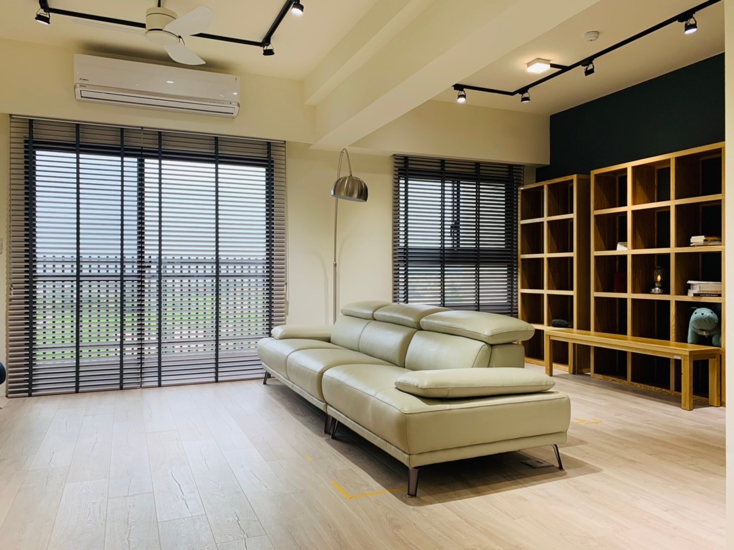 落地窗木百葉簾/進口木百葉簾/木百葉簾窗簾/客廳規劃/落地窗窗簾/couliess窗簾