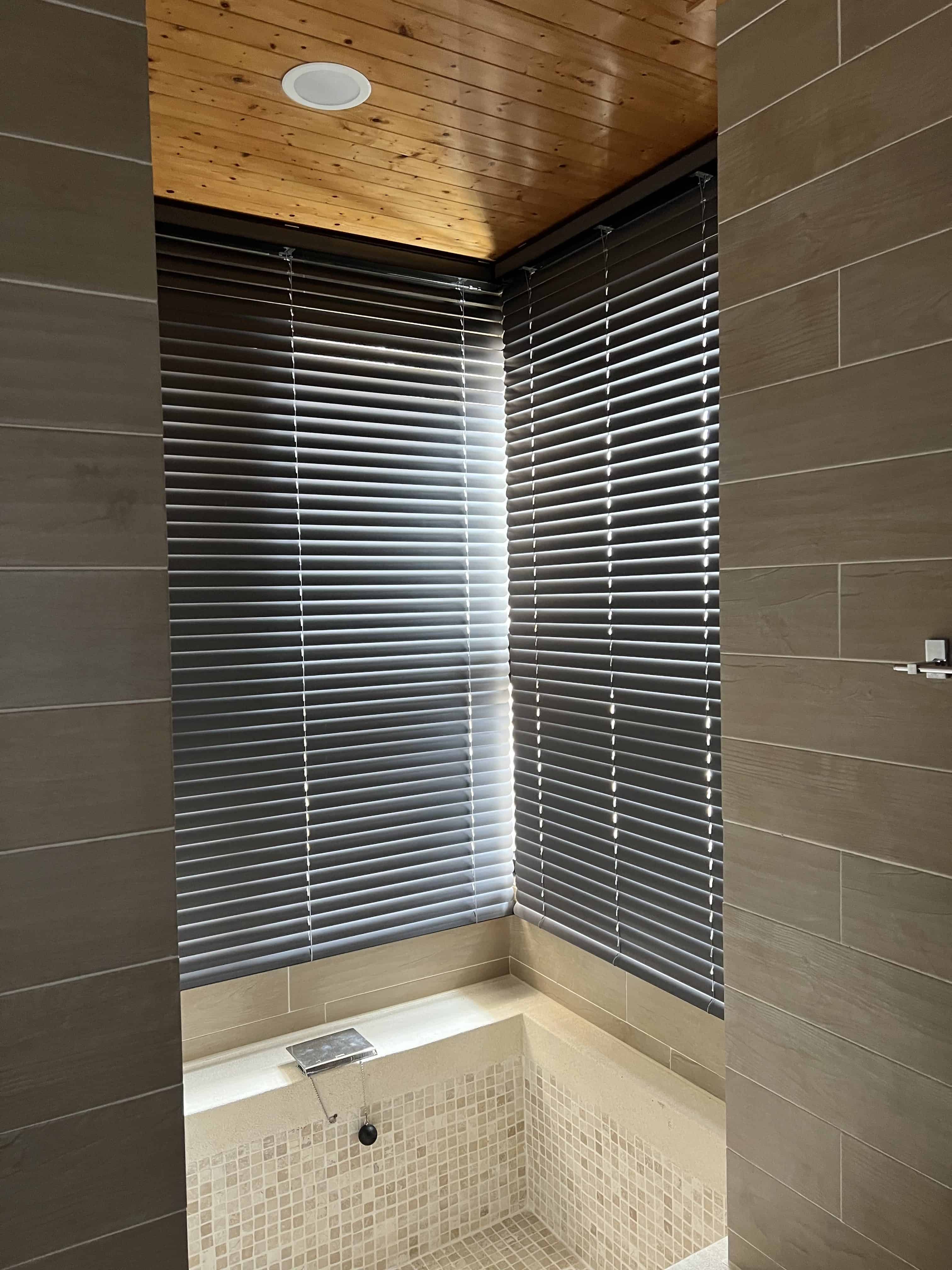 more-鋁百葉簾-358-1 | More窗簾設計|苗栗HunterDouglas窗飾|台中窗簾|頭份窗簾|新竹窗簾 廁所鋁百葉簾規劃
廁所50mm鋁百葉簾規劃
廁所大片鋁百葉簾規劃