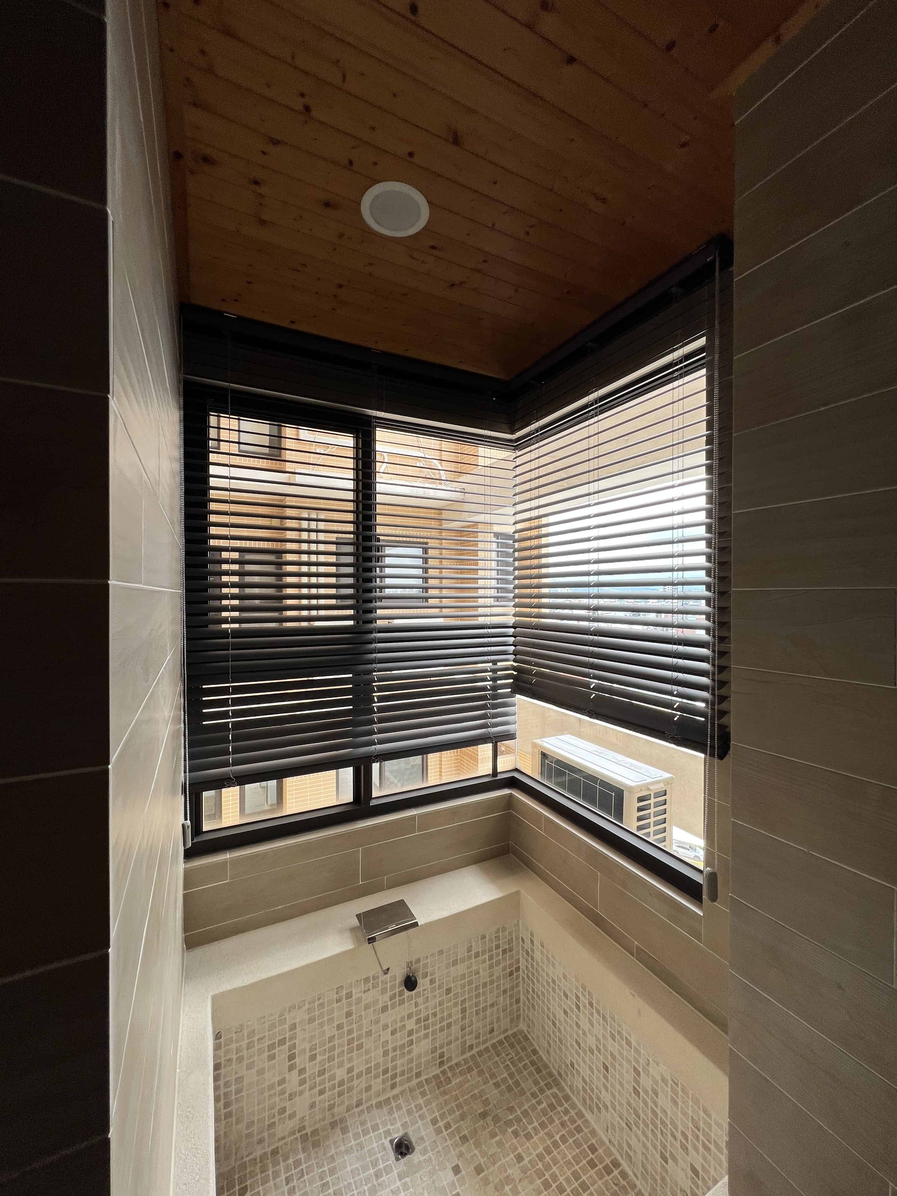 more-鋁百葉簾-359-2 | More窗簾設計|苗栗HunterDouglas窗飾|台中窗簾|頭份窗簾|新竹窗簾 廁所鋁百葉簾規劃
廁所50mm鋁百葉簾規劃
廁所大片鋁百葉簾規劃