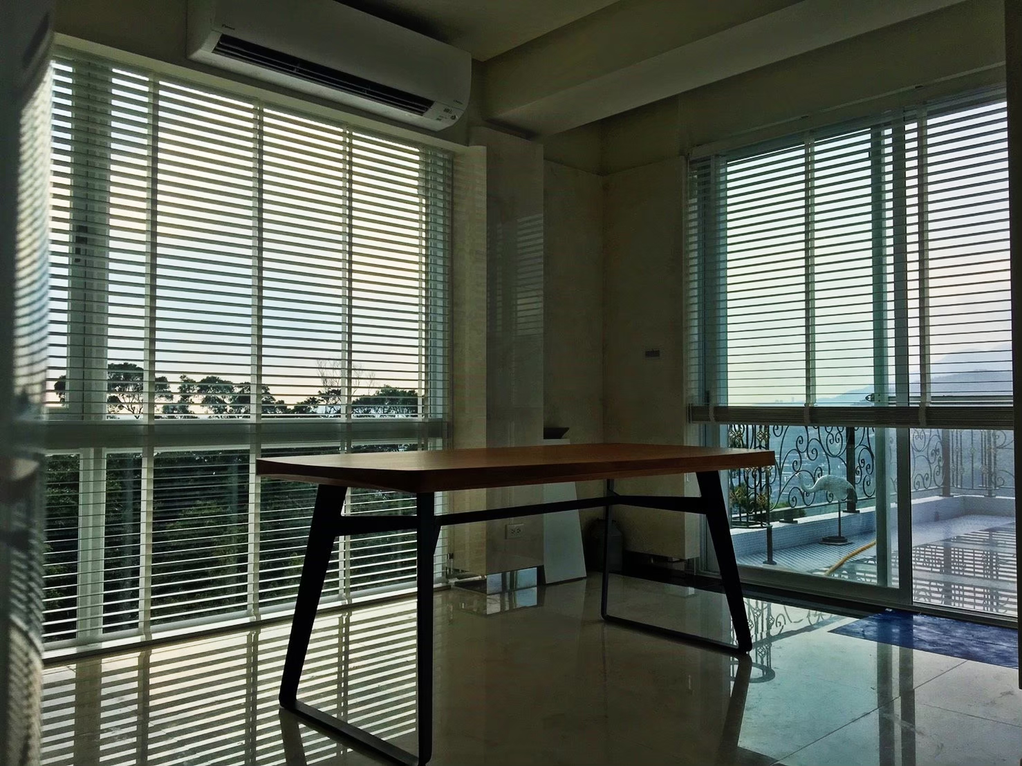 落地窗木百葉簾/進口木百葉簾/木百葉簾窗簾/客廳規劃/落地窗窗簾/couliess窗簾