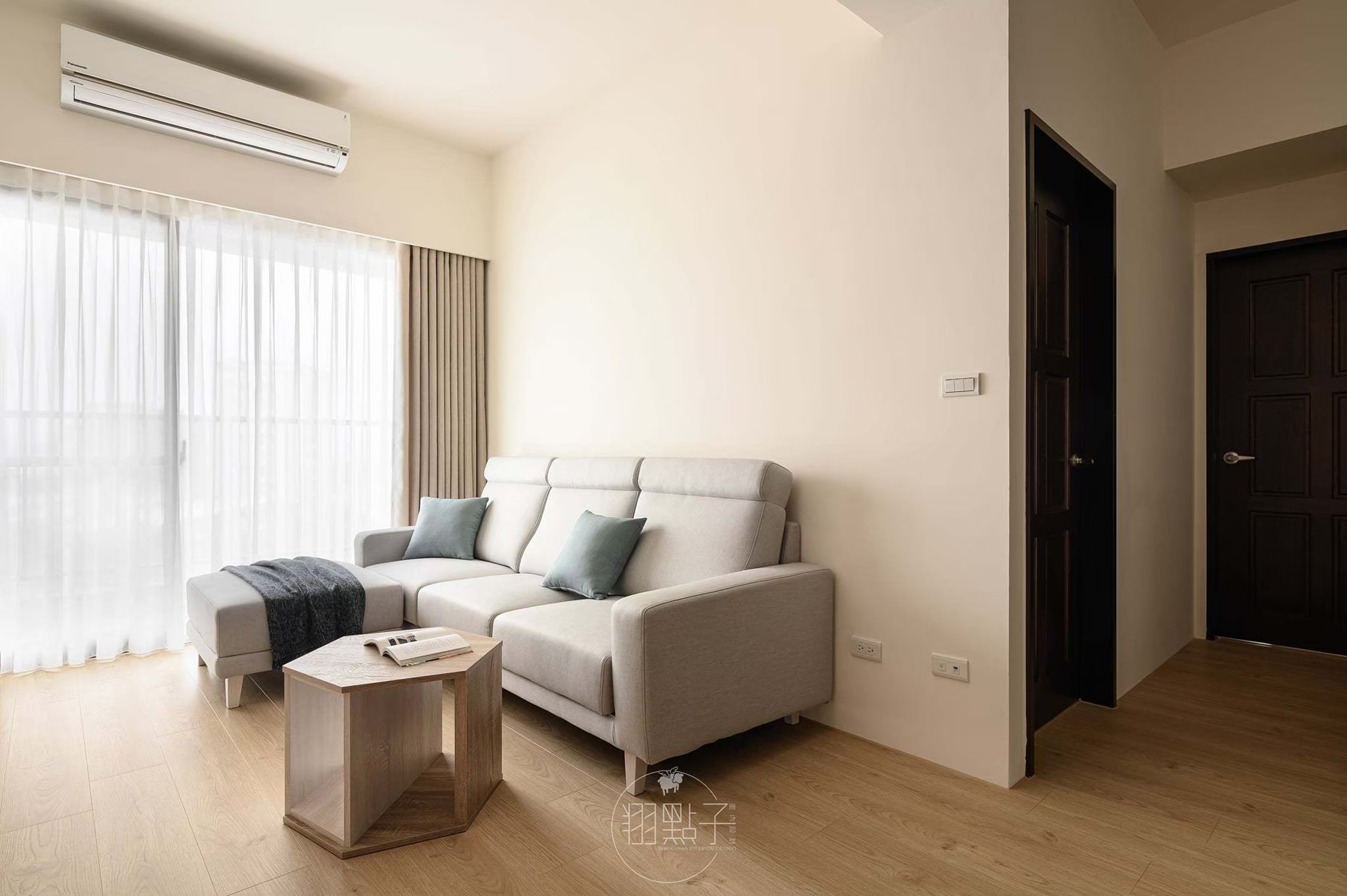 台中新竹苗栗窗簾款式推薦-奶茶色落地布簾-進口白紗簾-紗簾推薦-客廳窗簾規劃