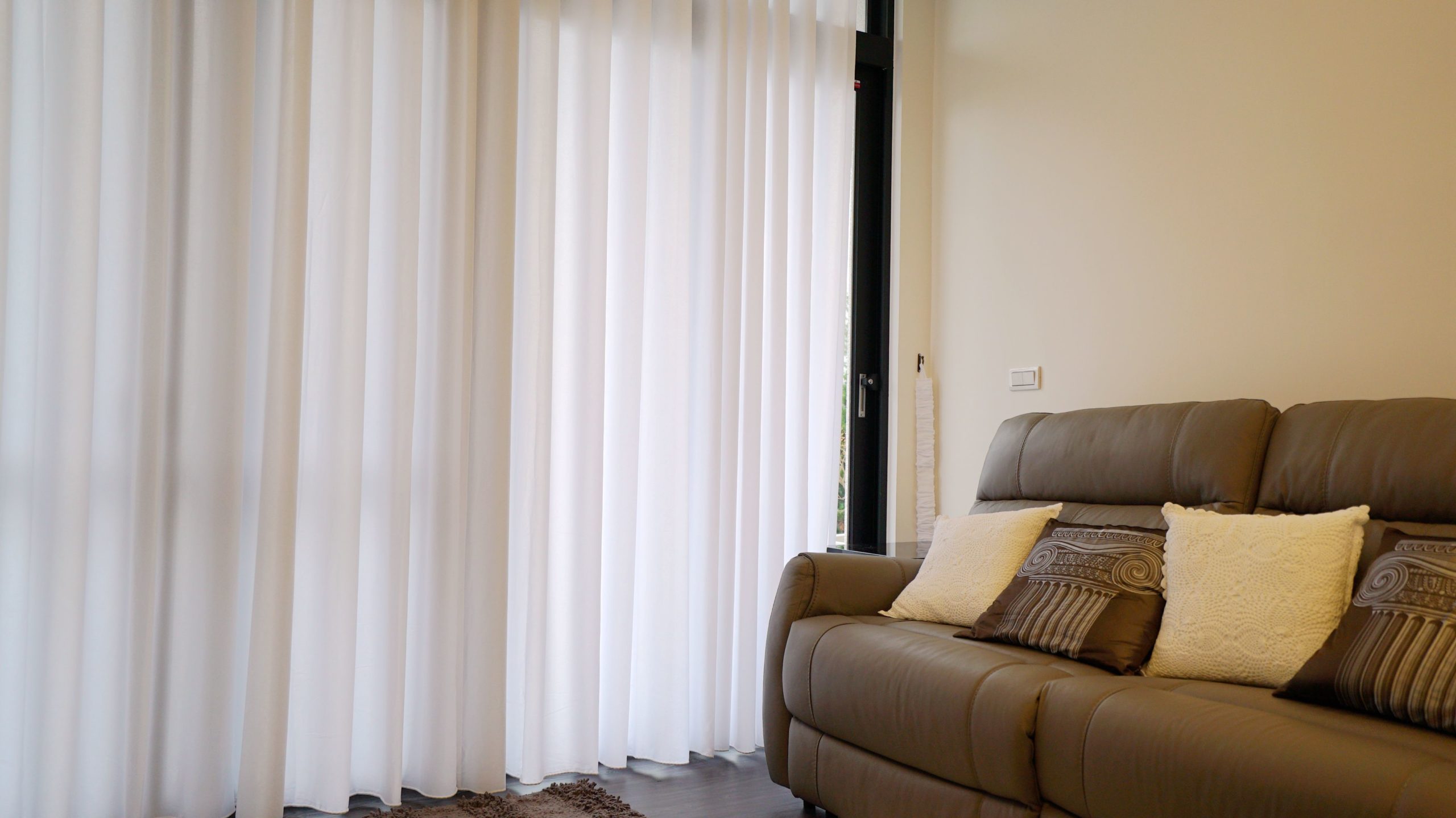 台中窗簾 精選案例 蛇行簾 透光不透人紗簾設計 落地窗簾 客廳窗簾設計